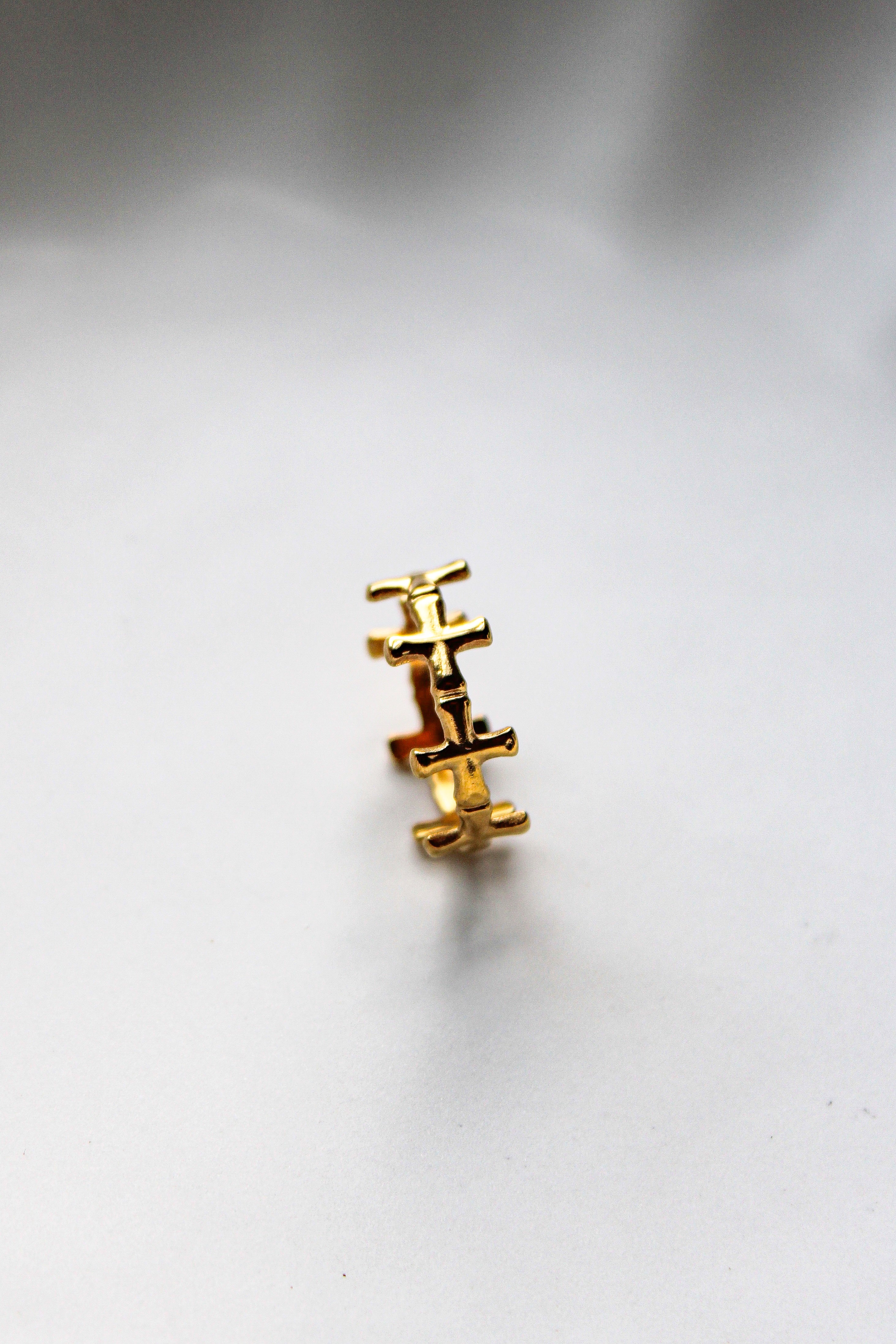 golden ring
stainless steel ring
adjustable ring
rings
sortijas
statement rings
chunky rings
anillos
spiral ring
cross ring
cruz
modern ring
cool
edgy
minimalist
shiny
polished
textured
trendy
unisex
fashion
sculptural
waterproof earring
contemporary