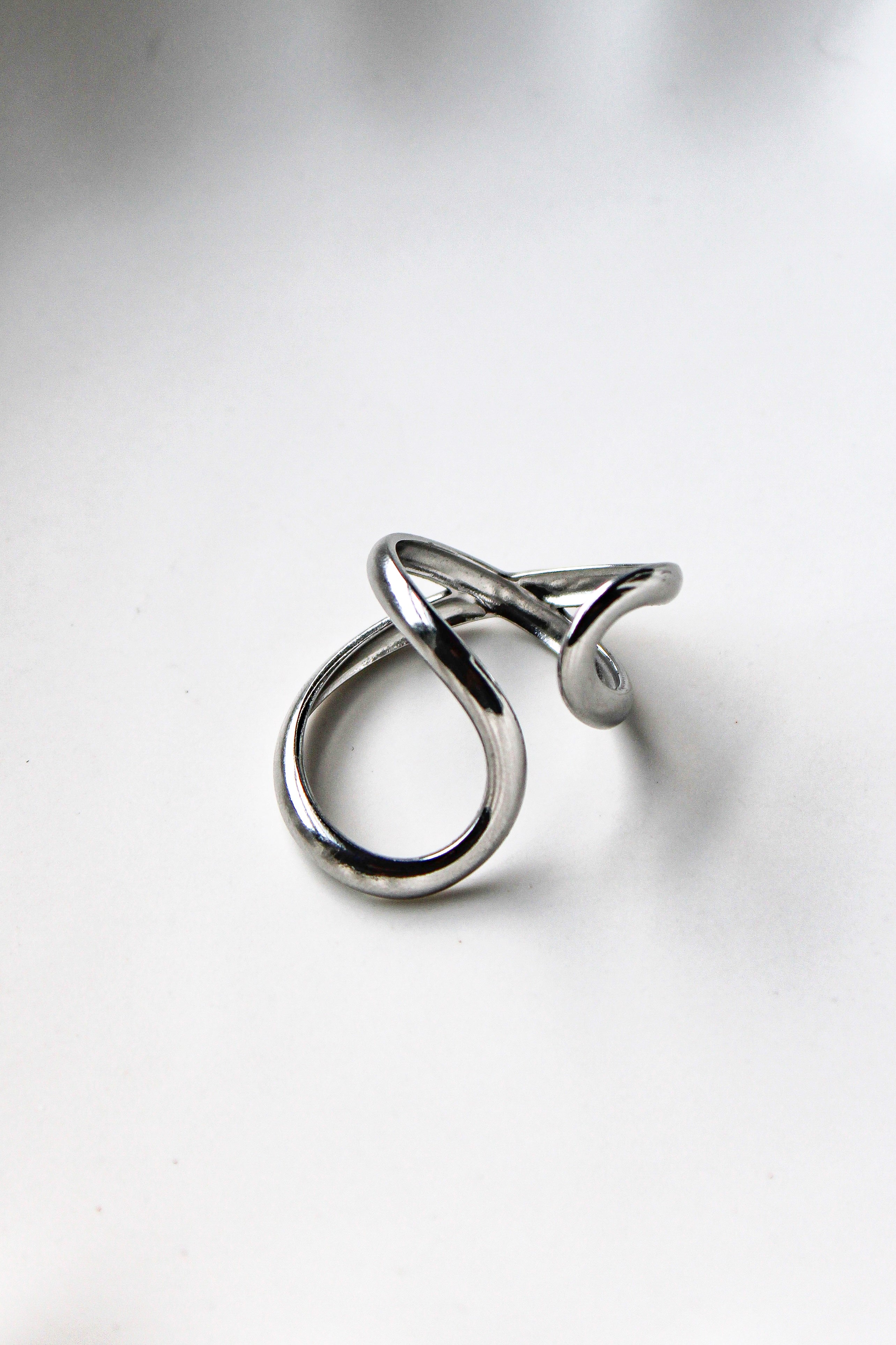 silver ring
stainless steel ring
adjustable ring
rings
sortijas
statement rings
chunky rings
anillos
spiral ring
cross ring
cruz
modern ring
cool
edgy
minimalist
shiny
polished
textured
trendy
unisex
fashion
sculptural
waterproof earring
contemporary