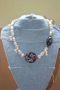 Handmade necklaces by Marveyra handcrafted in Puerto Rico featuring unique artisan designs, stainless steel details, pearls, natural-inspired elements, charms, chains, and contemporary accents. Every piece is created to stand out with an alternative, beach-inspired, unisex aesthetic and can be layered or styled for everyday wear. / Collares artesanales de Marveyra hechos a mano en Puerto Rico con diseños únicos, detalles en acero inoxidable, perlas, elementos inspirados en la naturaleza, dijes, cadenas y ac