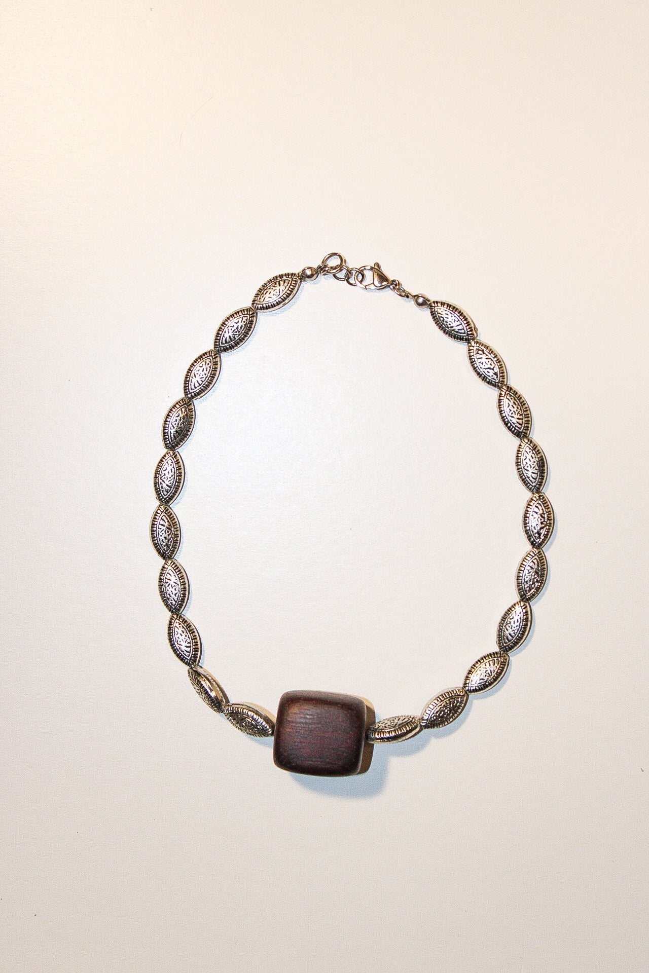 Handmade necklaces by Marveyra handcrafted in Puerto Rico featuring unique artisan designs, stainless steel details, pearls, natural-inspired elements, charms, chains, and contemporary accents. Every piece is created to stand out with an alternative, beach-inspired, unisex aesthetic and can be layered or styled for everyday wear. / Collares artesanales de Marveyra hechos a mano en Puerto Rico con diseños únicos, detalles en acero inoxidable, perlas, elementos inspirados en la naturaleza, dijes, cadenas y ac