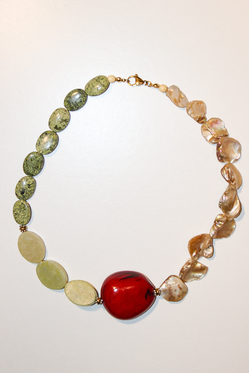 Handmade necklaces by Marveyra handcrafted in Puerto Rico featuring unique artisan designs, stainless steel details, pearls, natural-inspired elements, charms, chains, and contemporary accents. Every piece is created to stand out with an alternative, beach-inspired, unisex aesthetic and can be layered or styled for everyday wear. / Collares artesanales de Marveyra hechos a mano en Puerto Rico con diseños únicos, detalles en acero inoxidable, perlas, elementos inspirados en la naturaleza, dijes, cadenas y ac